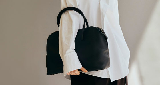 洗練されたデザインと実用性を兼ねた通勤バッグ