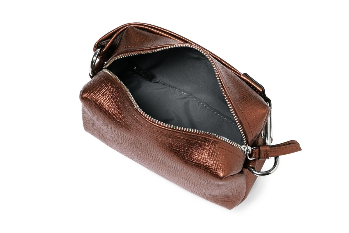 タック メタリック クラッチポーチ ブロンズ