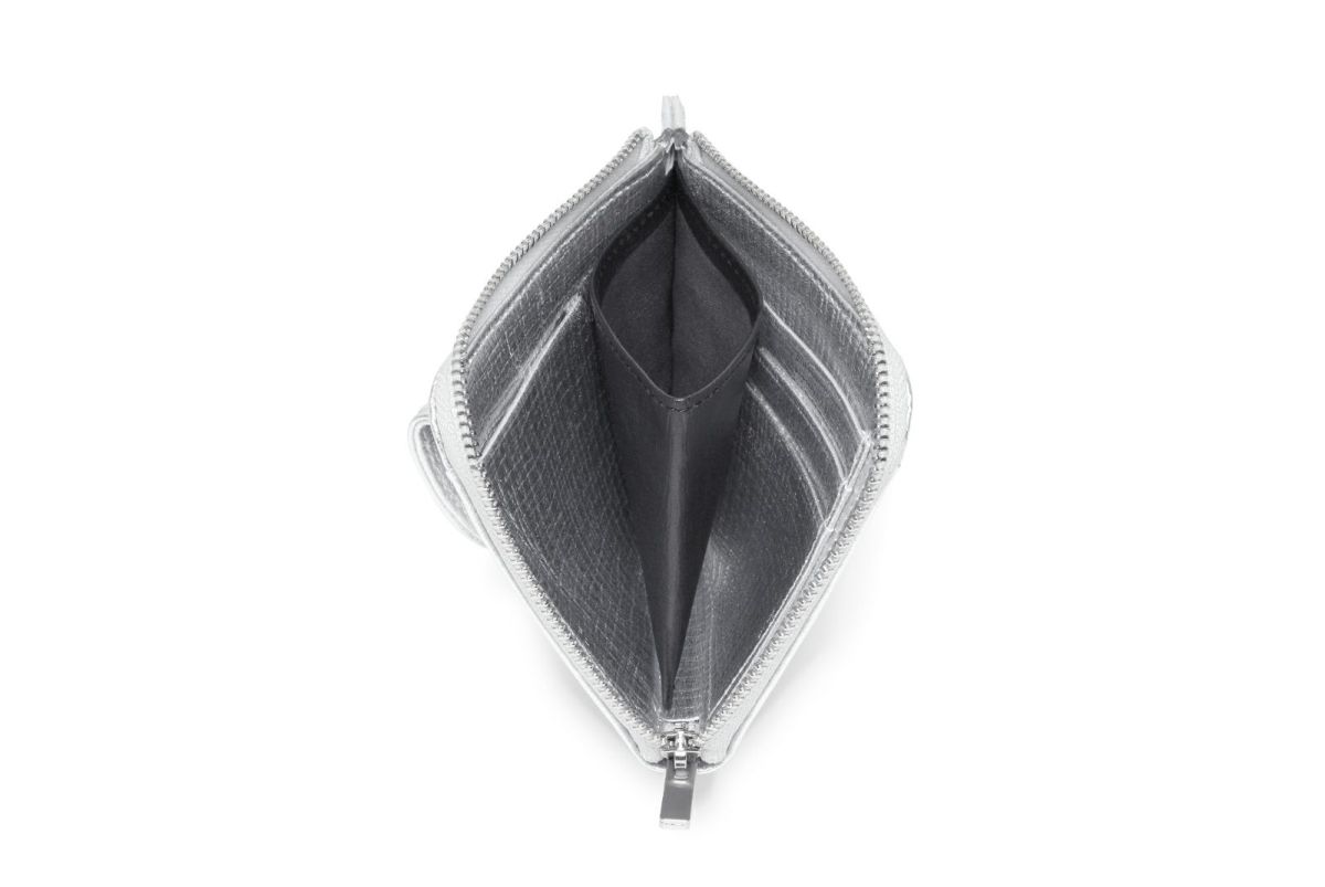  タック メタリック Lファスナーコンパクト折り財布 シルバー