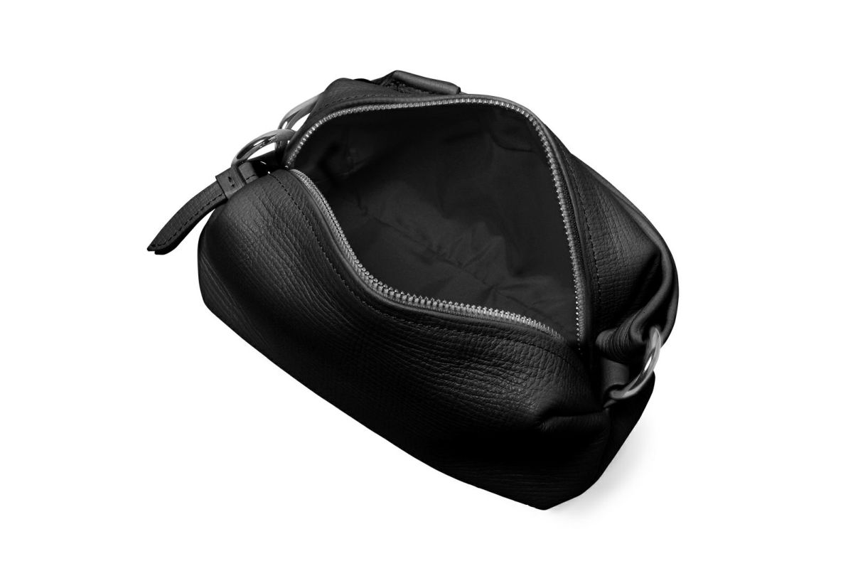 タック クラッチポーチ ブラック